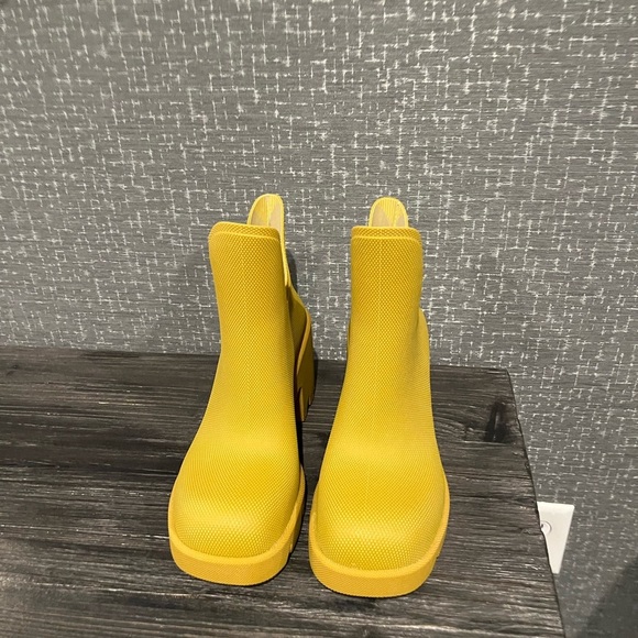 NIB Burberry Marsh ankle rain rubber sole heel boots Manilla yellow US 7 1/2 - Picture 6 of 12